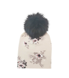 Beige hue til børn med blomsterprint og sort kvast